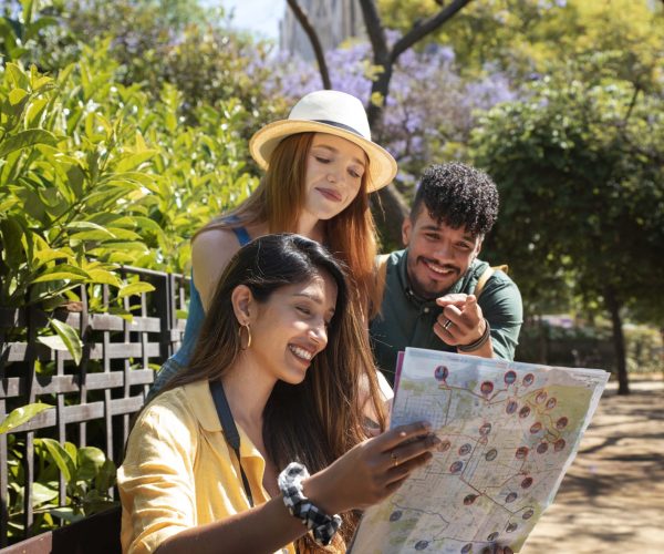 amigos-vista-lateral-mirando-mapa-min