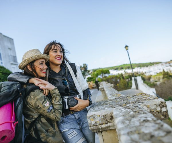 dos-mujeres-jovenes-felices-viaje-min