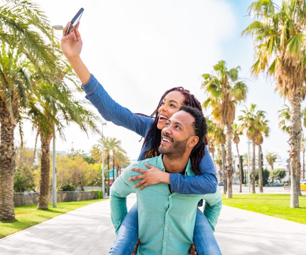 feliz-pareja-latina-hispana-saliendo-al-aire-libre-min