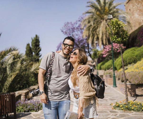 pareja-joven-sonriente-pie-parque-min